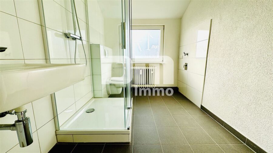 Teilsaniertes Ein- bis Zweifamilienhaus mit zusätzlichen Wohnraum - OG / DG Badezimmer 1 / Dusche